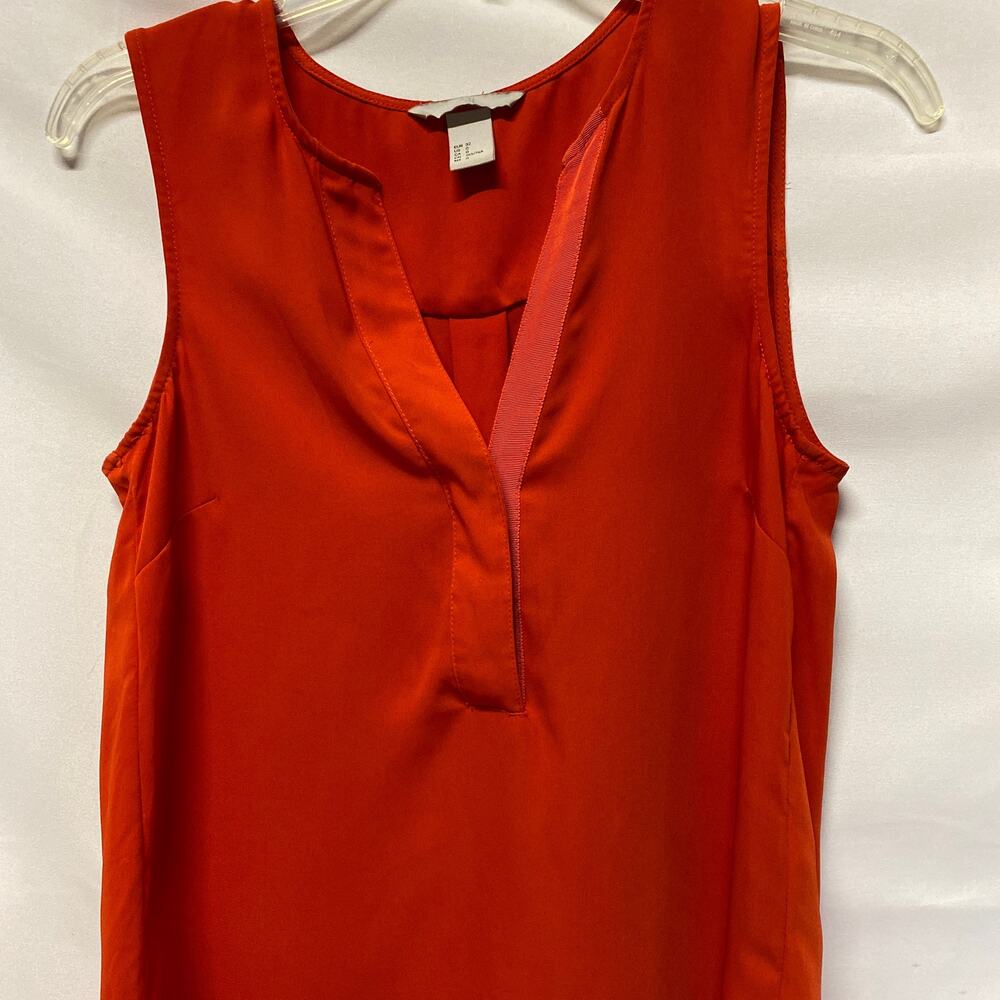 H&M  Woman's  Size ) Red Sleeveless Blouse  Concealed Buttons V Neck